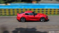 Untuk putaran pertama, detikcom menjajal mode normal untuk hentakan tenaga yang lebih smooth. Di mode ini, akselerasi yang dikeluarkan memang tidak terlalu galak. Tapi begitu mode berkendara diubah ke mode sport di lap kedua, performa terbaik mesin GR Supra langsung jelas terasa. Indikatornya, putaran mesin (rpm) selalu bermain di angka yang tinggi. Saat kami mencoba membejek gas di lintasan lurus menuju garis finish, mobil ini bisa dipacu hingga tembus angka 200 km/jam.