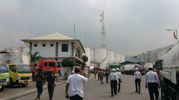 Protes Bau Menyengat, Warga di Cilegon Blokir Akses ke Pabrik Kimia