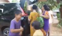 Keren Tukang Sayur Keliling Ini Jualan Pakai Mobil Mewah 