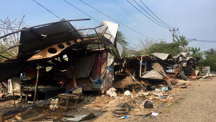 Rem Blong, Truk Seruduk 8 Warung di Jalur Gronggong Cirebon