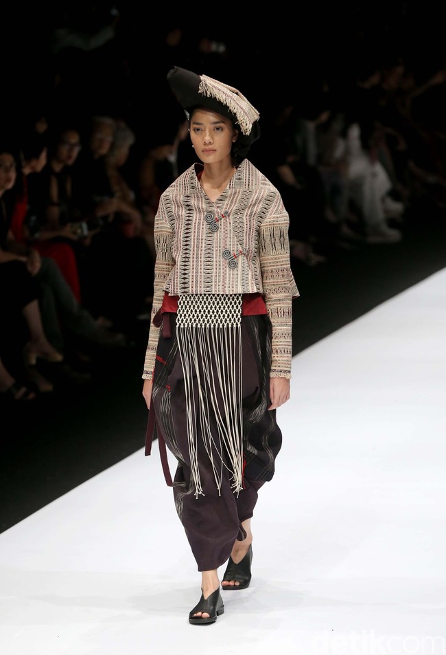 Perancang Adrian Gan memamerkan koleksi kain-kain ulos antik yang menawan di Jakarta Fashion Week 2020, Senayan City, Jakarta. Senin [28/10/2019]. Foto: Rachman Haryanto/detikcom