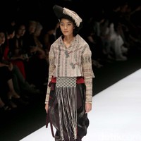 Perancang Adrian Gan memamerkan koleksi kain-kain ulos antik yang menawan di Jakarta Fashion Week 2020, Senayan City, Jakarta. Senin [28/10/2019]. Foto: Rachman Haryanto/detikcom