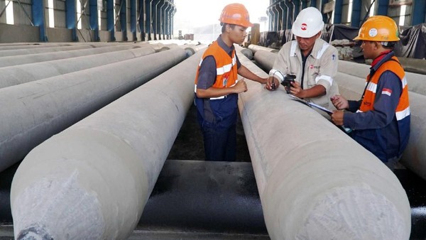 Melihat Pembuatan Tiang Pancang untuk Proyek Tol Krian-Manyar