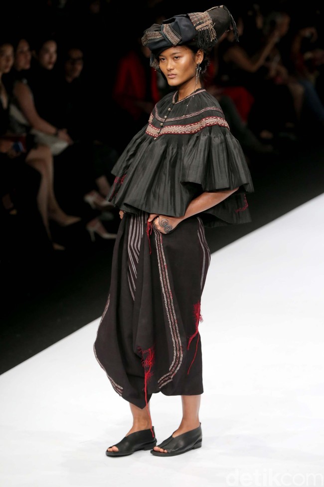 Perancang Adrian Gan memamerkan koleksi kain-kain ulos yang menawan sekaligus menutup DFK 2019 di Jakarta Fashion Week 2020, Senayan City, Jakarta. Senin [28/10/2019]. Foto: Rachman Haryanto/detikcom