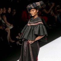 Perancang Adrian Gan memamerkan koleksi kain-kain ulos yang menawan sekaligus menutup DFK 2019 di Jakarta Fashion Week 2020, Senayan City, Jakarta. Senin [28/10/2019]. Foto: Rachman Haryanto/detikcom