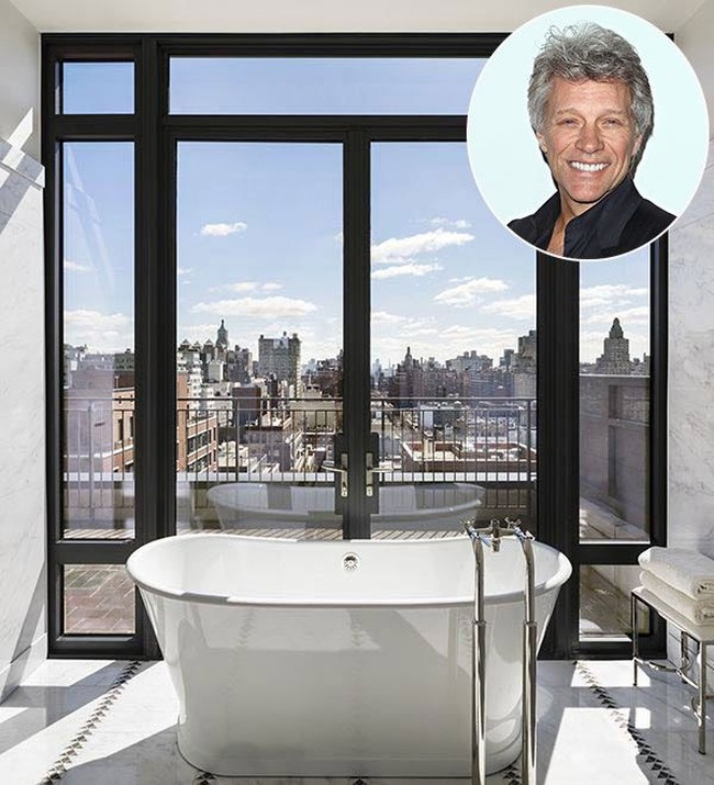 Seperti apa kamar mandi rocker Jon Bon Jovi? Inilah bentuk kamar mandi pentolan Bon Jovi itu yang berada di apartemen mewahnya di New York. Sebuah bathtub berada di dekat ruangan didominasi jendela kaca. Mandi di dalam bathtub tersebut bisa sekaligus menikmati pemandangan langit Manhattan yang dihiasi gedung-gedung tinggi. Foto: Instagram