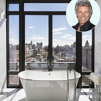 Seperti apa kamar mandi rocker Jon Bon Jovi? Inilah bentuk kamar mandi pentolan Bon Jovi itu yang berada di apartemen mewahnya di New York. Sebuah bathtub berada di dekat ruangan didominasi jendela kaca. Mandi di dalam bathtub tersebut bisa sekaligus menikmati pemandangan langit Manhattan yang dihiasi gedung-gedung tinggi. Foto: Instagram