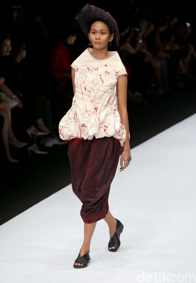 Perancang Adrian Gan memamerkan koleksi kain-kain ulos yang menawan sekaligus menutup DFK 2019 di Jakarta Fashion Week 2020, Senayan City, Jakarta. Senin [28/10/2019]. Foto: Rachman Haryanto/detikcom