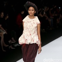 Perancang Adrian Gan memamerkan koleksi kain-kain ulos yang menawan sekaligus menutup DFK 2019 di Jakarta Fashion Week 2020, Senayan City, Jakarta. Senin [28/10/2019]. Foto: Rachman Haryanto/detikcom