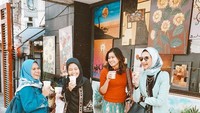 Aktif bersosialisasi dan mencari pengalaman baru, penulis buku Menembus Batas ini ternyata paling suka ngopi bersama para kerabat hingga teman-teman terdekatnya. Foto: Instagram @angkie.yudistia