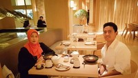 Bukti kalau Belva sangat menyayangi ibunya. Ia mengajak sang ibu makan malam di hotel bintang 5 saat hari ibu. Foto: Instagram belvadevara