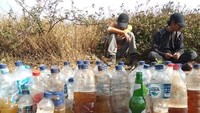 Puluhan botol air kencing ditemukan tim Aksi Nol Sampah di Merbabu seperti dilihat detikcom dari akun resmi Taman Nasional Gunung Merbabu (Foto: Taman Nasional Gunung Merbabu/Instagram)