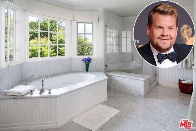 Bagi kamu penggemar The Late, Late Show, ini dia kamar mandi presenter acara tersebut James Corden. James memiliki delapan kamar mandi di rumahnya yang berharga 7,5 juta poundsterling. Dan ini adalah salah satu dari delapan kamar mandinya. Bathtub ukuran besar ditata di dekat jendela yang menghadap ke luar dengan pemandangan pepohonan. Ada juga shower berdinding kaca di sebelah bathtub tersebut. Foto: Instagram