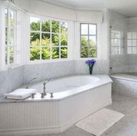 Bagi kamu penggemar The Late, Late Show, ini dia kamar mandi presenter acara tersebut James Corden. James memiliki delapan kamar mandi di rumahnya yang berharga 7,5 juta poundsterling. Dan ini adalah salah satu dari delapan kamar mandinya. Bathtub ukuran besar ditata di dekat jendela yang menghadap ke luar dengan pemandangan pepohonan. Ada juga shower berdinding kaca di sebelah bathtub tersebut. Foto: Instagram