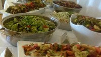 Pasangan Cherie Harris dan Jaimes Mainwaring, punya cara unik untuk memilih makanan yang mereka sajikan di pesta pernikahan mereka. Pasangan asa; Inggris ini memilih makanan yang terbuat dari sisa limbah sebagai menu utama. Foto: Istimewa