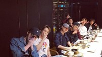 7 orang member EXO yang tampan ini berkumpul bersama di salah satu restoran dan menyantap makan malam dengan gaya santainya. Foto: Instagram