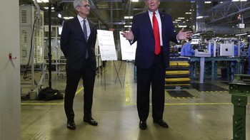 “Saya juga meminta Tim Cook untuk melihat apakah ia bisa membuat Apple terlibat dalam membangun 5G di AS. Mereka punya semuanya, uang, teknologi, visi dan Cook,” cetus Trump. Foto: Associated Press
