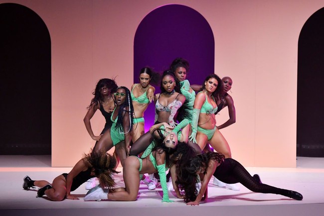 Aku tahu ini adalah proyek yang telah menjadi hasratnya, sesuatu yang berasal dari lubuk hatinya terdalam. Ditambah lagi Rihanna yang menginginkanku untuk ikut terlibat sangat berarti buatku, kata Normani ketika terpilih sebagai duta Savage x Fenty. Sebelumnya, ia mendapat kesempatan untuk beraksi di panggung fashion show produk tersebut pada September lalu. (Foto: Getty Images)