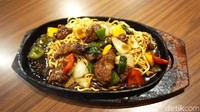 Pertama ada Mie Sapi Lada Hitam Hotplate (Rp 50.000), mie disajikan di atas hotplate yang mengepul panas. Toppingnya irisan daging sapi hingga paprika dengan siraman saus lada hitam. Disajikan panas mengepul sehingga aroma pedas lada dan gurih bumbunya sukses menggelitik hidung. Foto: dok. detikFood