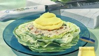 Resep ini membuktikan kalau salad sayur digemari sejak dulu. Hanya saja resep ini hanya menggunakan bongkahan selada sebagai sayuran utamanya. Kira-kira enak nggak ya? Foto: Istimewa