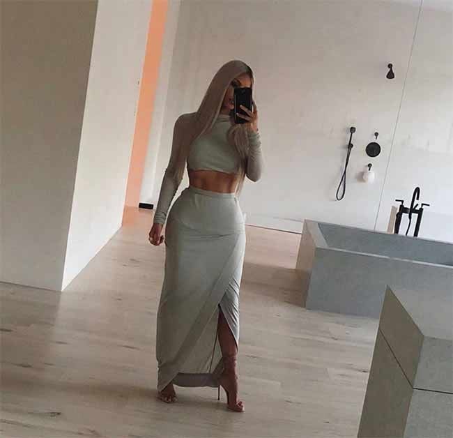 Kamar mandi dengan desain clean jadi pilihan Kim Kardashian. Dalam sebuah wawancara Kim pernah mengungkapkan bahwa bath tub kotak dan wastafel di kamar mandinya ini dirancang sendiri oleh suaminya Kanye West bersama duo desainer interior Axel Verboordt dan Claudio Silverstrin.  Beberapa waktu lalu wastafel di kamar mandi Kim sempat jadi perbincangan karena tampak seperti datar tidak ada tempat pembuangan airnya. Rupanya ada desain canggih di balik wastafel unik tersebut.Foto: Instagram