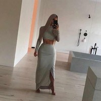 Kamar mandi dengan desain clean jadi pilihan Kim Kardashian. Dalam sebuah wawancara Kim pernah mengungkapkan bahwa bath tub kotak dan wastafel di kamar mandinya ini dirancang sendiri oleh suaminya Kanye West bersama duo desainer interior Axel Verboordt dan Claudio Silverstrin.  Beberapa waktu lalu wastafel di kamar mandi Kim sempat jadi perbincangan karena tampak seperti datar tidak ada tempat pembuangan airnya. Rupanya ada desain canggih di balik wastafel unik tersebut.Foto: Instagram