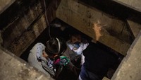 Salah satnya dengan merangkak melalui selokan bawah tanah untuk meninggalkan kampus PolyU Hong Kong. Laurel Chor/Getty Images.