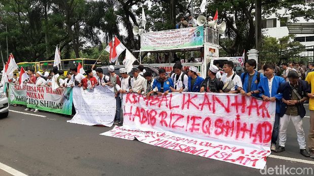 Massa Demo di Kantor Kemlu