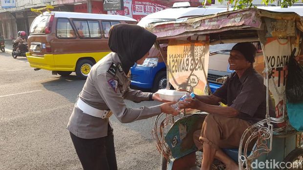 Sedekah Mengais Berkah, Cara Polres Sumedang Berbagi di Hari Jumat