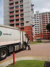 So Sweet! Bocah Ini Bagikan Cokelat ke Supir Truk Sampah
