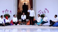  Gracia Billy Mambrasar termasuk satu anak muda yang terpilih menjadi staf khusus yang mendampingi Presiden Jokowi. Pria yang akrab disapa Billy ini dkenal sebagai pendiri Yayasan Kitong Bisa yang bergerak di bidang pendidikan untuk anak Papua kurang mampu. Foto: instagram @billymambrasar