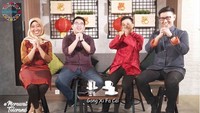 Dalam sebuah acara, Ayu Kartiwa Dewi disuguhkan segelas kopi oleh yang di taruh di meja. Foto: Instagram @ayukartikadewi