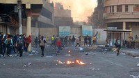 Pasukan keamanan Irak dikerahkan ke sisi lainnya pada jembatan tersebut untuk mencegah demonstran memasuki kawasan Zona Hijau. Khalid Mohammed/AP Photo.
