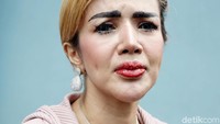 Namun netizen justru salah fokus dengan penampilan Barbie, khususnya bibirnya itu. Pool/Palevi S/detikFoto.
