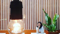 Mengunjung kafe kekinian, ini pose Ayu Kariwa Dewi dengan menopang dagu sambil menunggu pesanan datang. Foto: Instagram @ayukartikadewi