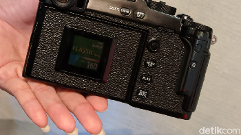 Hybrid viewfinder sendiri adalah kombinasi antara electronic dan optical. Optical sendiri kita improve kita meredesain optical viewfinder ini jauh lebih clear bright dan less distortion. Foto: Adi Fida Rahman/detikINET