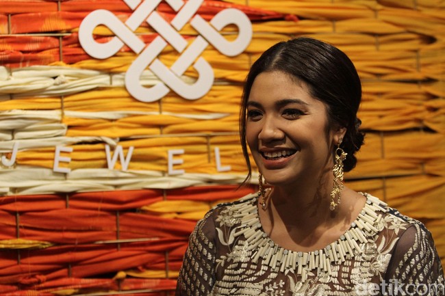 Ibu satu anak ini pun melengkapi penampilannya dengan perhiasan. Anting berbentuk padi yang dikenakan Franka ini merupakan koleksi Tulola yang diluncurkan pada Desember 2018. Foto: Rifkianto Nugroho/detikcom