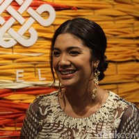 Ibu satu anak ini pun melengkapi penampilannya dengan perhiasan. Anting berbentuk padi yang dikenakan Franka ini merupakan koleksi Tulola yang diluncurkan pada Desember 2018. Foto: Rifkianto Nugroho/detikcom