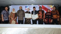PT Pelayaran Nasional Indonesia (Pelni) melakukan penandatanganan kerjasama dalam rangka pengawasan bunker BBM Kapal dengan PT Sucofindo di atas KM Kelud yang sedang bersandar di Pelabuhan Tanjung Priok, Jakarta, Jumat (22/11). Pool/Pelni.