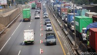 Pengendara pun bisa melenggang melintasi jalan yang berlawanan karena pihak Jasa Marga menerapkan sistem contraflow.