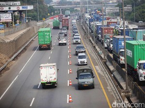 Lalin Libur Natal Padat, Contraflow Diterapkan di Tol Cikampek