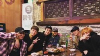 Gantengnya member EXO saat menyantap hidangan di salah satu restoran sambil minum soju. Foto: Instagram