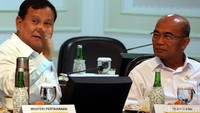 Yang kedua, Jokowi meminta kepastian penguatan sumber daya manusia di industri pertahanan dalam negeri. Jokowi tidak ingin orientasi pengadaan alutsista sekadar memenuhi penyerapan anggaran semata.
