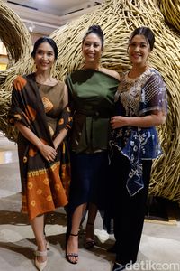 Pendiri Tulola Jewelry, Happy Salma bersama 