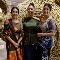 Franka Franklin jadi salah satu pendiri brand perhiasan Tulola Jewelry. Bersama dengan rekannya, Happy Salma dan Dewi Sri Luce, Tulola menampilkan pameran perhiasan bertema Nusantara di The Dharmawangsa Hotel, Jakarta Selatan, Jumat (22/11/2019). Foto: Anggi Mayasari / Wolipop