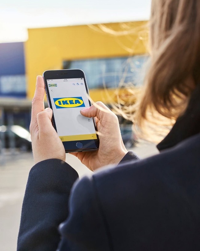 Apa artinya Ikea? Ikea ternyata merupakan akronim dari nama depan sang kreator yakni Ingvar Kamprad. Sedangkan logonya menggunakan warna dari bendera Swedia yang merupakan negara asal toko furnitur tersebut. Foto: Istimewa