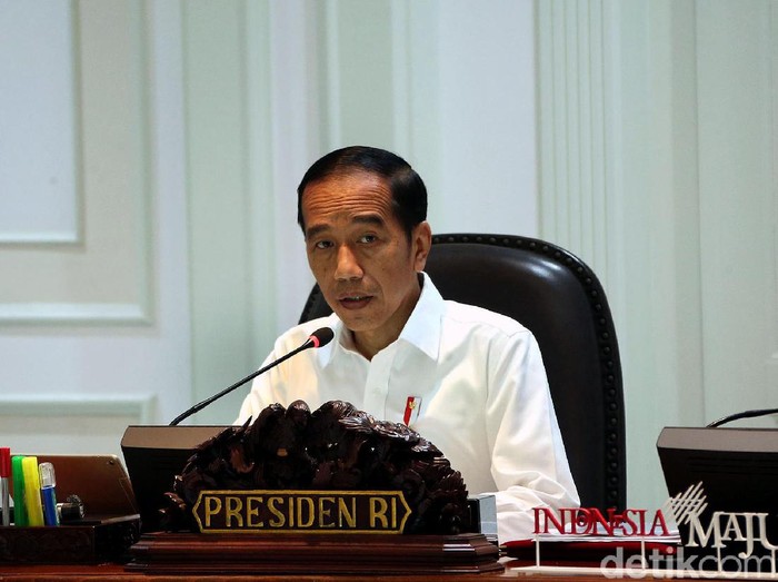Presiden Joko Widodo kembali menggelar rapat terbatas bersama sejumlah menteri. Ratas itu membahas mengenai pengadaan alutsista.