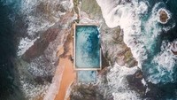 Saat ke Maldives, Lee memotret landscape pantai dari atas menggunakan drone, dan ini hasilnya. (Lee Mumford/instagram)