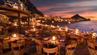 Ditemani lampu temaram dan pemandangan laut yang cantik, restoran El Farallon yang berlokasi di Meksiko ini sangat memikat mata. Foto: Istimewa