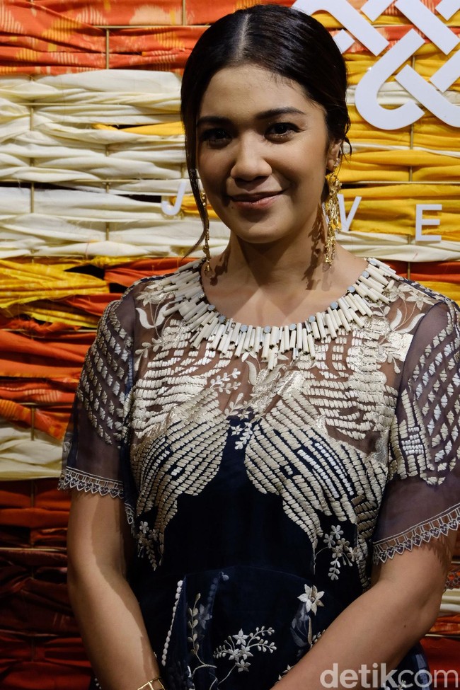 Salah satu anting dari koleksi Dewi Sri. Pada saat itu Sri mengangkat kehidupan dan proses dari padi itu sendiri. Simbolnya adalah padi itu mulainya dari kita tanam lalu setelah dia tumbuh menjadi besar akhirnya kita ambil untuk kita sendiri, dan abis itu setelah selesai ditaruh lagi dan dibakar dan akhirnya memperkaya. Jadi siklus itu semua yang diambil sehingga rumpun padi ini juga keliatan nggak semuanya mekar, jadi ada yang mulai layu gitu, jelas Franka. Foto: Anggi Mayasari / Wolipop